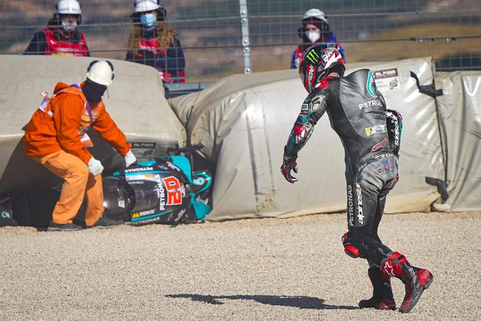 Fabio Quartararo sempat crash di FP3 MotoGP Aragon 2020 akibat kehilangan cengkraman roda depan ketika suhu aspal masih di bawah 15 derajat Celcius 