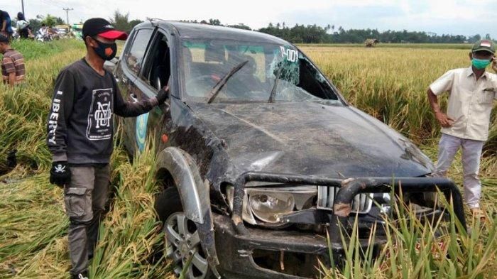 Mitsubishi Strada Triton Satpol PP Lampung Selatan terjang Honda Revo dan Blade hingga tertancap di sawah