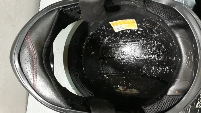 Lapisan EPS (Expanded Polystyrene/Styrofoam) di bagian dalam helm enggak akan rusak ketika helm hanya jatuh di parkiran 