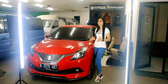 Devi Yulia saat sedang mereview interior mobil