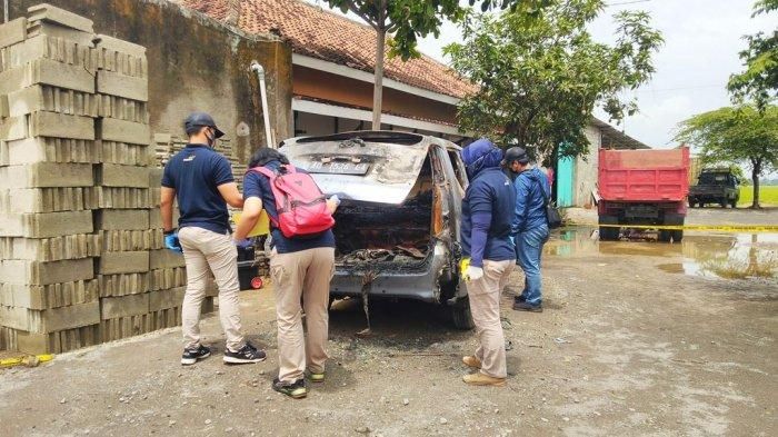 Tim Labfor Polda Jawa Tengah bersama Polres Sukoharjo melakukan olah tempat kejadian perkara (TKP) pada sebuah mobil Daihatsu Xenia dengan nomor polisi AD 1526 EA yang terbakar di Jalan Bekonang-Wonogiri, Sukoharjo, Rabu (21/10/2020). Di dalam mobil, tepatnya di bagian belakang ditemukan jenazah perempuan.