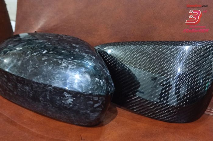 Fordge carbon (kiri) punya motif yang tak kalah keren dibanding carbon fiber