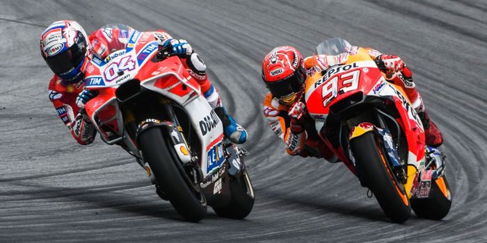 Andrea Dovizioso (kiri) dan Marc Marquez (kanan) saat di trek