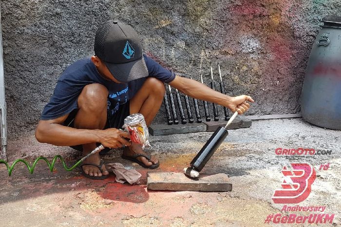 Proses pengecatan sokbreker mobil di bengkel Joko Shock Jaya