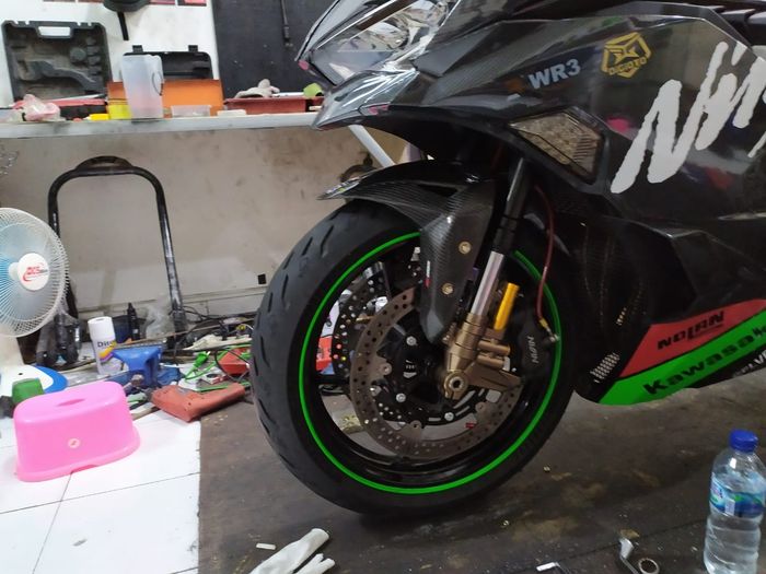 Modifikasi double cakram di pelek ori Ninja ZX-25R, makin sporty!