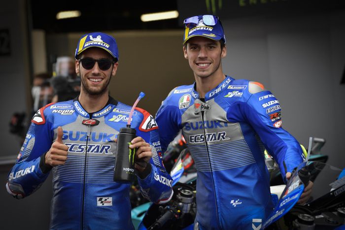 Alex Rins (kiri) dan Joan Mir sama-sama bersaing dalam perebutan gelar juara dunia MotoGP 2020.