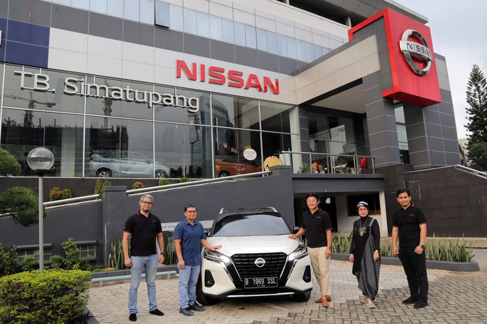 Penyerahan simbolis Nissan Kicks e-POWER kepada pembeli pertama di Nissan TB Simatupang 