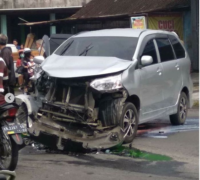 Toyota Avanza Veloz ambrol depan hingga menganga usai gebrak Mitsubishi Pajero Sport di Gumpang, Kartasura, Sukoharjo, Jateng