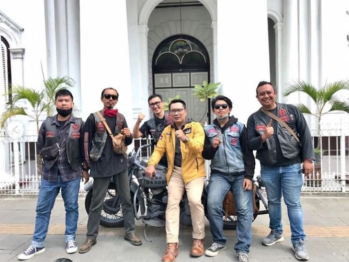Ridwan Kamil riding naik Harley-Davidson WLC 1947 saat mengunjungi Kota Lama Semarang bersama Bikers Brotherhood MC.