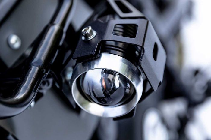 Tambahan lampu sorot untuk perjalanan malam