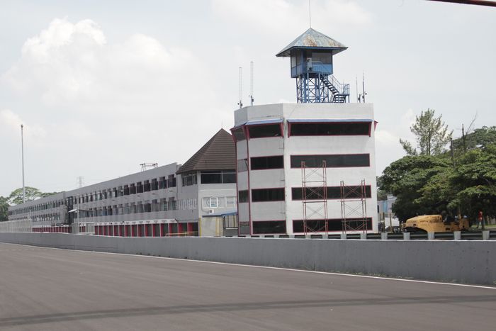 Menara pun dengan warna baru, senada dengan pit wall dan paddock