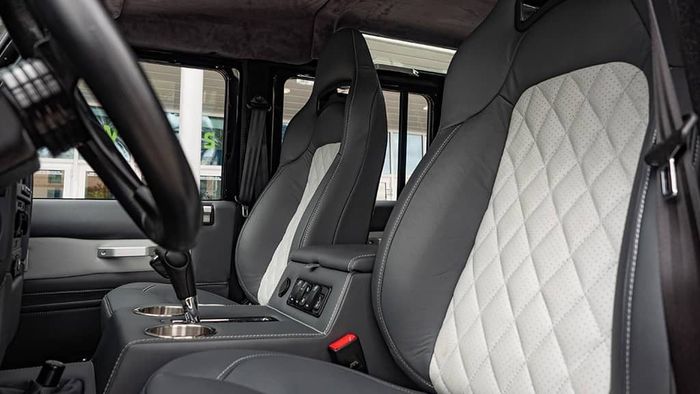 Jok konfigurasi 2+2+2 berlapis kulit dua warna 