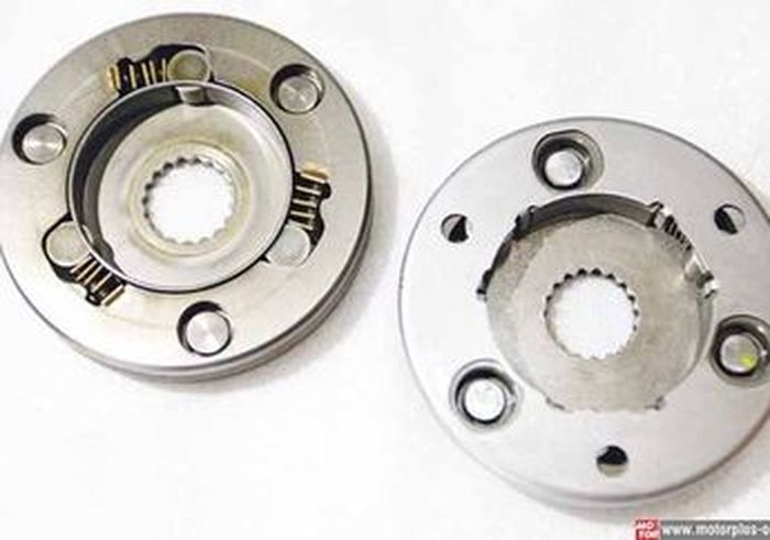 Starter clutch Yamaha Xeon (kiri) dan Yamaha Mio M3 (kanan)