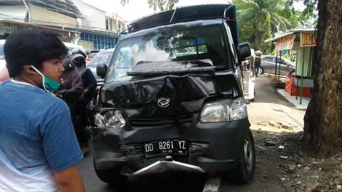 Kondisi Daihatsu Gran Max setelah seruduk Honda Brio dan Daihatsu Terios di depan Kodim 1409 Gowa, Sulawesi Selatan