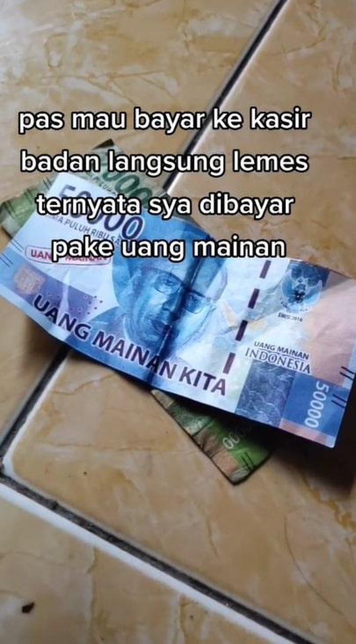 ojol dibayar uang mainan