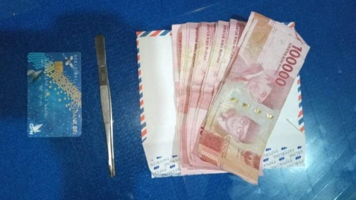 Kartu ATM, pinset besi dan duit Rp 1,2 juta juga jadi bukti kejahatan tiga remaja pembobol mesin ATM