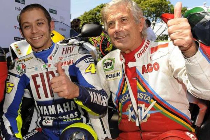 Valentino Rossi saat bersama Giacomo Agostini.