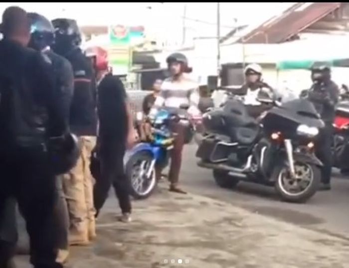 anggota klub Harley Owners Group (HOG) melakukan pengeroyokan di Kota Bukittinggi, Jumat (30/10).