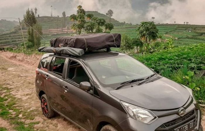 Rooftop tent dalam kondisi terlipat.