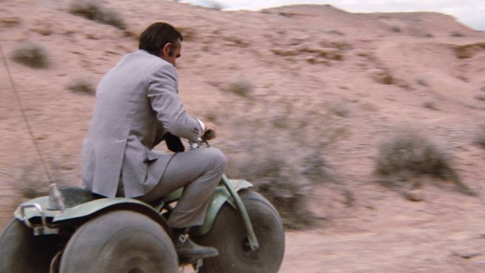 James Bond yang diperankan Sean Connery saat melarikan diri menggunakan Honda ATC90.