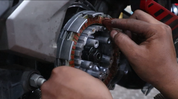 Pemasangan assist &amp; slipper clutch XTR Racing di MX King 150 tergolong mudah