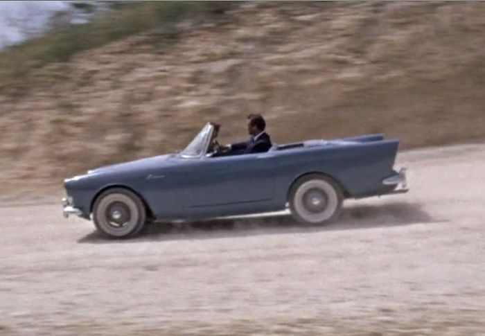 Sean Connery sebagai James Bond mengendarai Sunbeam Alpine Series II