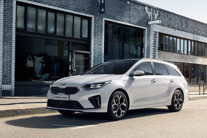Salah satu mobil elektrifikasi dari KIA yang dipasarkan di Inggris, Ceed Sportwagon PHEV.