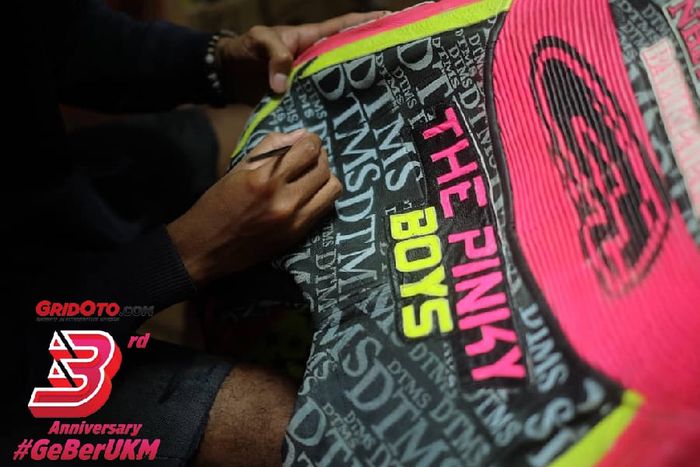 Racing suit yang sedang diperbaiki dan ubah warna di Shoes Clinic 92