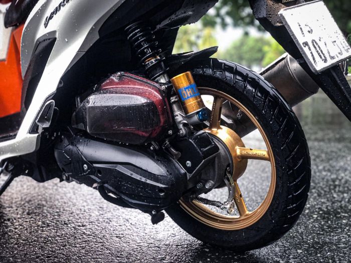 Shock belakang Ohlins dan filter box smoke pada Honda Vario
