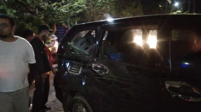 Daihatsu Xenia yang dihujam Honda Civic Ferio terbang usai terjang pohon di Jl Teuku Umar, Kedaton, Bandar Lampung