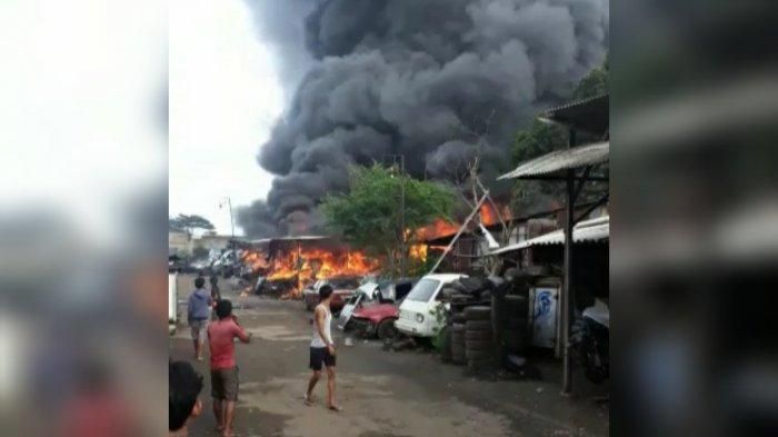 Lapak bengkel dan rongsok mobil bekas di Parung Bogor, Jawa Barat terbakar hebat