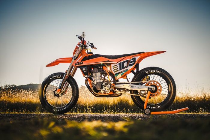 Meski digarap menjadi flat tracker KTM 500 SXF ini tetap berpenampilan motocross