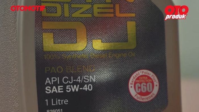 Ilustrasi oli mesin dengan kandungan bahan sintetis PAO