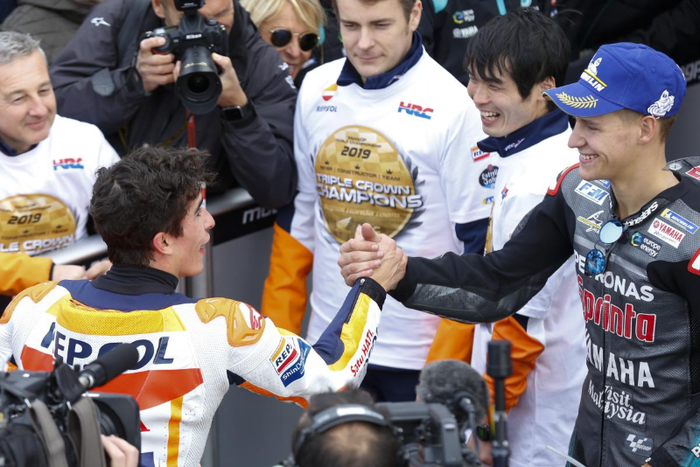 Fabio Quartararo memberi selamat kepada Marc Marquez yang memenangkan MotoGP Valencia 2019. Sementara Quartararo mendapat podium dua.