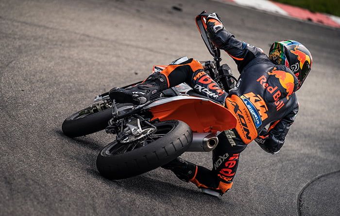 Brad Binder saat berlatih di sirkuit supermoto menggunakan KTM 450 SMR.