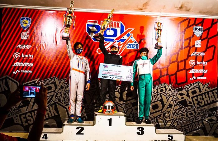 Pembalap Gokart Kanaka Azarel Gusasi (tengah) cetak sejarah, jadi juara umum termuda di kelas Junior Eshark ROK Cup.