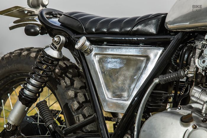 Tangki bensin tambahan pada sisi kanan motor