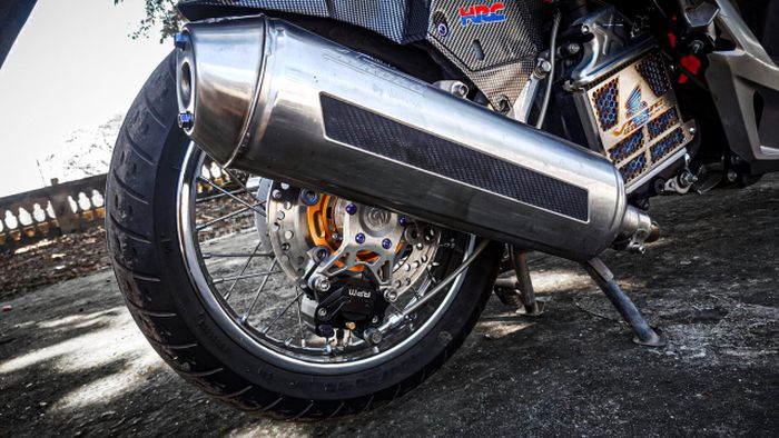Rem belakang jadi cakram dan ada exhaust system LeoVince 4Road