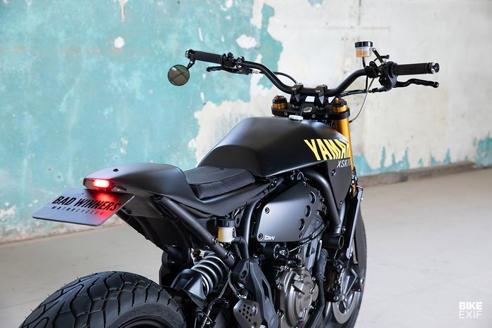 tangki dan buntut kustomnya dipasang pada mounting bawaan Yamaha XSR700