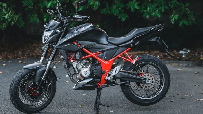 Honda CB150R Streetfire fokus rombak di area kaki-kaki, tampil gambot ala 'sumo'.