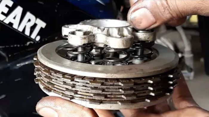 Susunan kampas kopling harus rapat