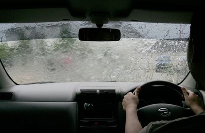 Ilustrasi menyetir saat hujan.