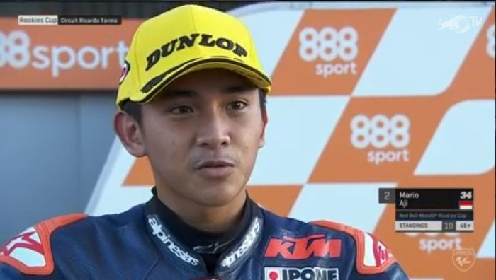 Mario Suryo Aji saat diwawancara di parc ferme sebagai runner up