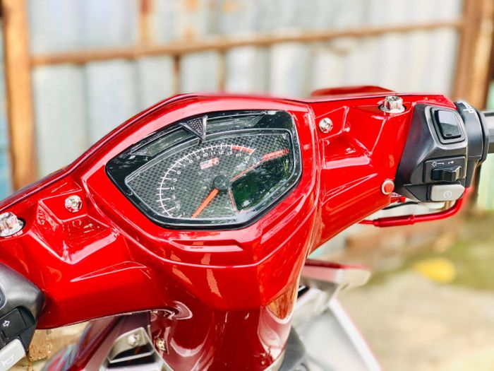 Panel instrumen diganti dengan Uma Racing