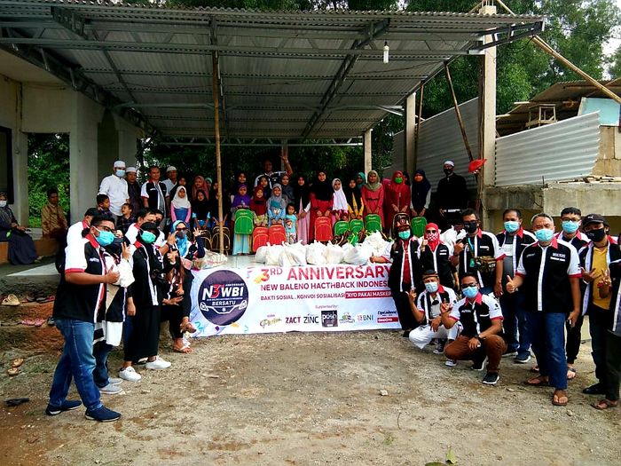 Dalam anniversary ke-3 New Baleno Hatchback Indonesia (Newbi) juga menggelar bakti sosial ke pondok pesantren