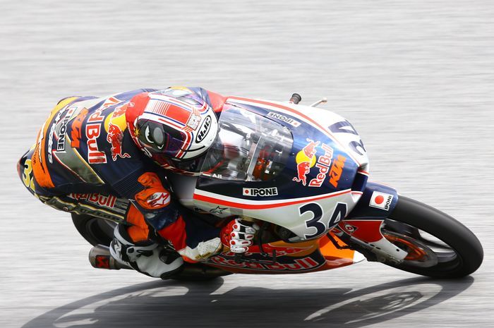 Mario Suryo Aji naik podium di sirkuit MotoGP Eropa 2020 pada ajang Red Bull Rookies Cup