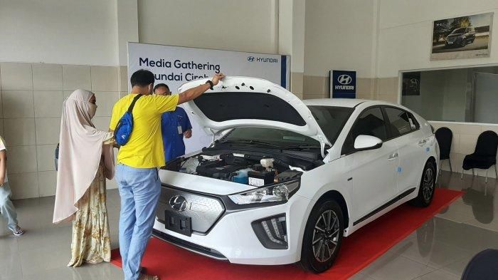 Warga Cirebon berkesempatan melihat langsung Hyundai IONIQ dan KONA Electric