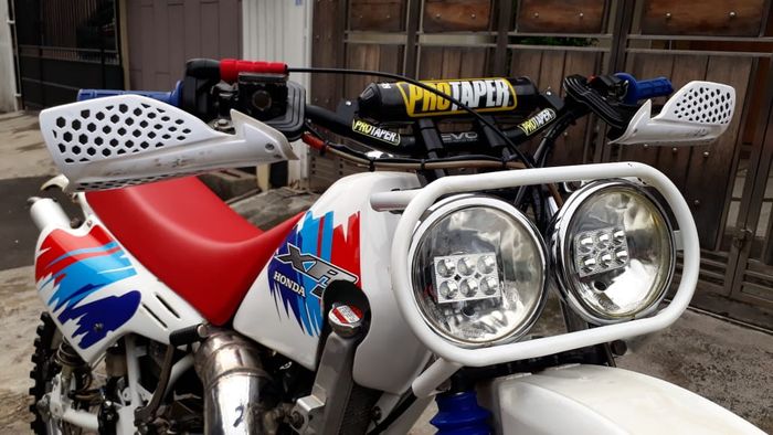 Lampu depan dobel khas Honda XR250 sudah pakai LED