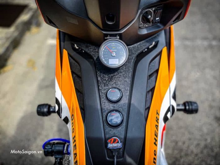 Panel instrumen tambahan pada dek tengah