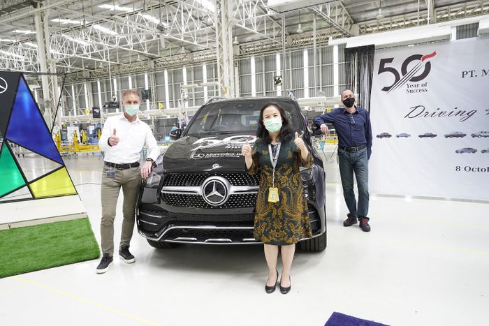 (dari kiri ke kanan) Patrick Schwind, selaku Presiden Direktur PT Mercedes-Benz Indonesia, Ester Tjiungwanara, Human Resources Director, PT Mercedes-Benz Indonesia dan Michael Koehler, Finance Director, PT Mercedes-Benz Indonesia di area pabrik Mercedes-Benz di Wanaherang, Bogor.